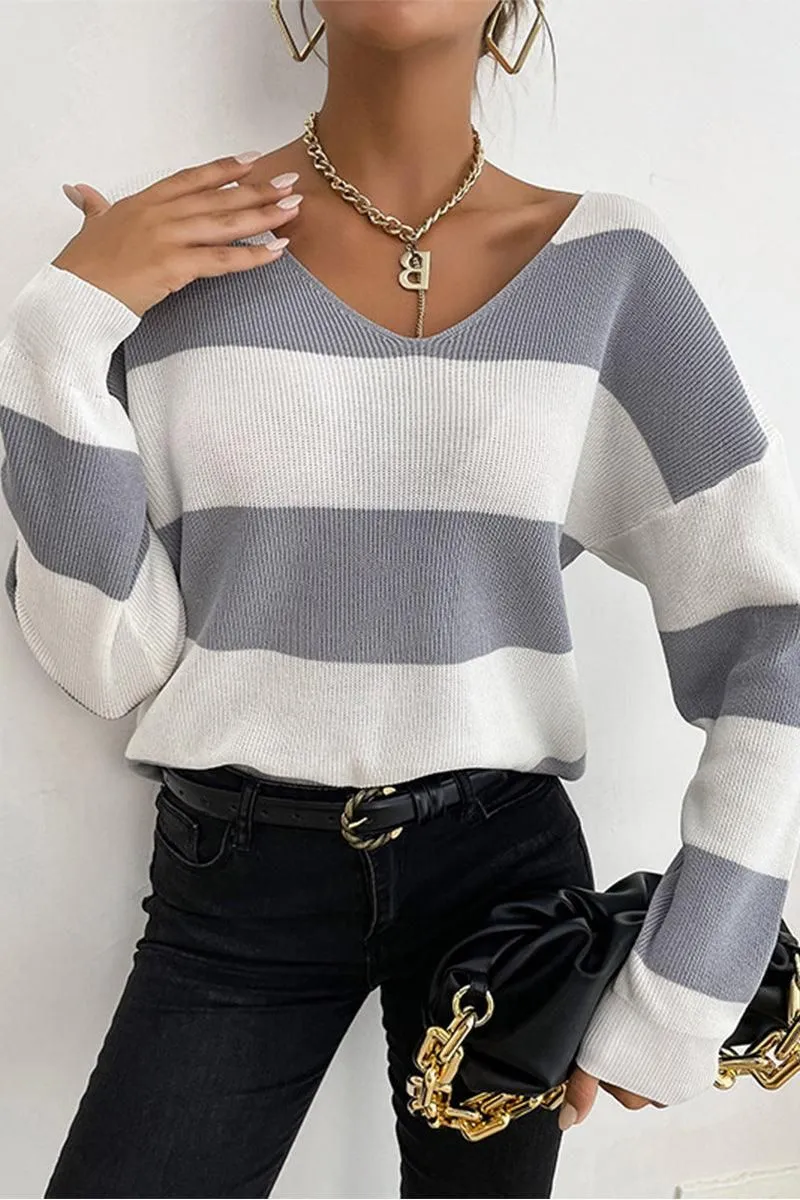 COLOR BLOCK DEEP ROUND NECK KNIT SWEATER